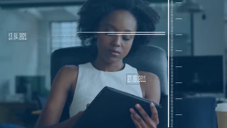 Animation-Der-Datenverarbeitung-über-Eine-Afroamerikanische-Geschäftsfrau,-Die-Im-Büro-Ein-Digitales-Tablet-Nutzt