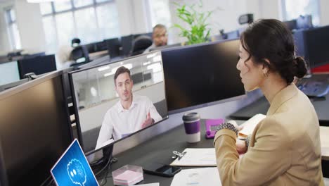 Diverse-Geschäftsleute-Bei-Computer-Videoanrufen-Mit-Datenverarbeitung-Auf-Laptops-Im-Büro
