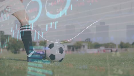 Animation-Der-Datenverarbeitung-über-Dem-Mittelteil-Eines-Männlichen-Fußballspielers,-Der-Einen-Fußball-Kickt