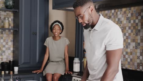 Glückliches-Afroamerikanisches-Paar,-Das-In-Zeitlupe-Gemeinsam-In-Der-Küche-Redet-Und-Kocht