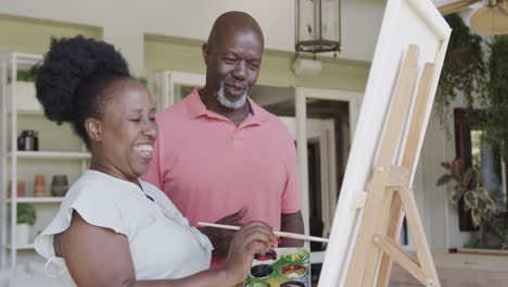 Glückliches-älteres-Afroamerikanisches-Paar,-Das-In-Zeitlupe-Malt