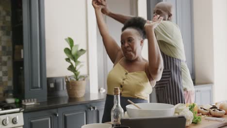 Glückliches-älteres-Afroamerikanisches-Paar-Tanzt-In-Zeitlupe-In-Der-Küche