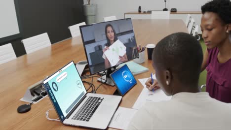 Verschiedene-Geschäftsleute-Führen-Videoanrufe-Und-Nutzen-Einen-Laptop-Mit-Digitalem-Chat-Auf-Dem-Bildschirm-Im-Büro