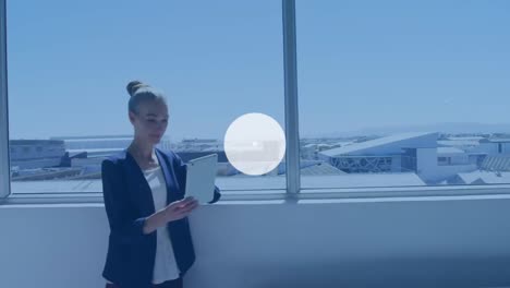 Animation-Eines-Netzwerks-Digitaler-Symbole-über-Einer-Kaukasischen-Geschäftsfrau,-Die-Am-Flughafen-Ein-Digitales-Tablet-Nutzt