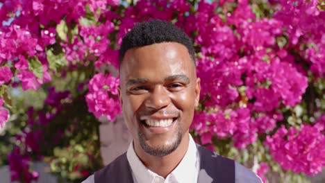 Porträt-Eines-Glücklichen-Afroamerikanischen-Mannes,-Der-In-Die-Kamera-Blickt-Und-Lächelt,-Zeitlupe