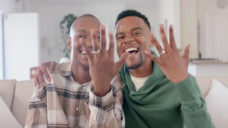Glückliches-Afroamerikanisches-Schwules-Männliches-Paar,-Das-Einen-Videoanruf-Führt-Und-Eheringe-Zeigt,-Zeitlupe
