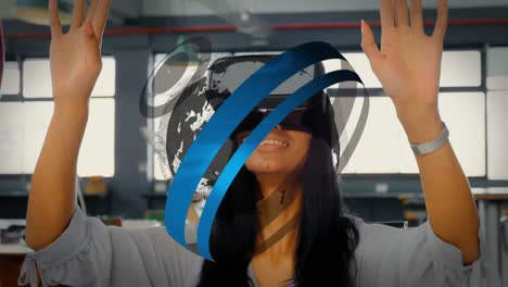 Animation-Von-Globus-Und-Kreisen-über-Einer-Birazialen-Geschäftsfrau,-Die-Ein-VR-Headset-Verwendet
