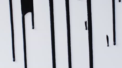 Nahaufnahme-Von-Schwarzen-Farbformen-Auf-Weißem-Hintergrund-Mit-Kopierraum,-Zeitlupe