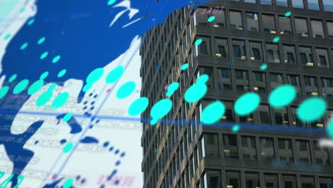 Animation-Der-Datenverarbeitung-Und-Weltkarte-über-Einem-Gitternetz-Vor-Hohem-Gebäude-Und-Blauem-Himmel