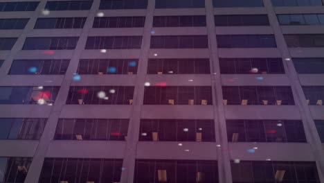 Animación-De-Manchas-Rojas,-Azules-Y-Blancas-Sobre-Un-Edificio.