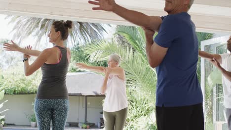 Konzentrierte,-Vielfältige-Senioren-Beim-Pilates-Kurs-Mit-Einer-Trainerin,-Unverändert,-In-Zeitlupe