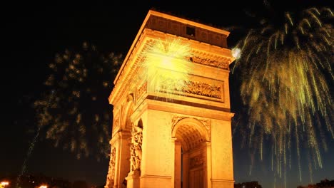 Animation-Von-Feuerwerk-über-Beleuchtetem-Wahrzeichen-In-Frankreich