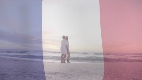 Animation-Der-Flagge-Frankreichs-über-Einem-älteren-Gemischtrassigen-Paar,-Das-Am-Strand-Spaziert