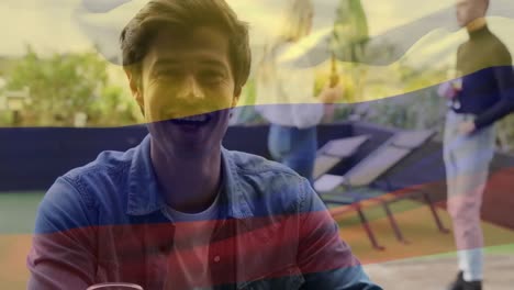 Animation-Der-Flagge-Kolumbiens-über-Glücklichen,-Vielfältigen-Freunden,-Die-Bier-Trinken