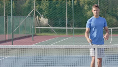 Kaukasischer-Männlicher-Tennisspieler,-Der-In-Zeitlupe-über-Das-Netz-Mit-Seinem-Gegner-Auf-Dem-Außenplatz-Spricht