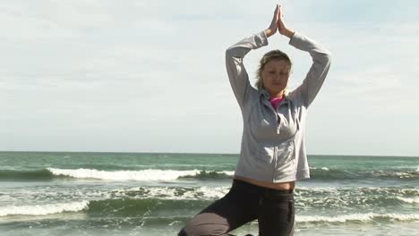 Frau-Praktiziert-Yoga