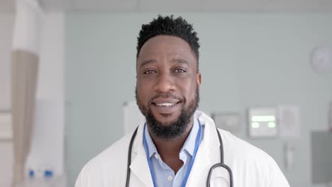 Unverändertes-Porträt-Eines-Glücklichen-Afroamerikanischen-Männlichen-Arztes-Mit-Stethoskop,-Der-In-Die-Kamera-Blickt
