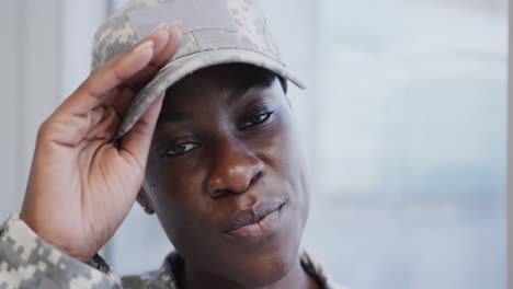 Porträt-Einer-Afroamerikanischen-Soldatin,-Die-Im-Krankenhaus-Ihre-Mütze-Abnimmt-Und-Lächelt,-In-Zeitlupe
