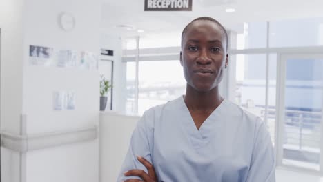Porträt-Einer-Glücklichen-Afroamerikanischen-Ärztin,-Die-Im-Krankenhaus-Lächelt,-In-Zeitlupe,-Kopierraum