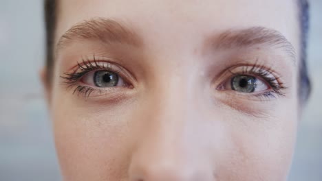 Nahaufnahme-Der-Sich-öffnenden-Blauen-Augen-Einer-Lächelnden-Kaukasischen-Krankenschwester-In-Zeitlupe