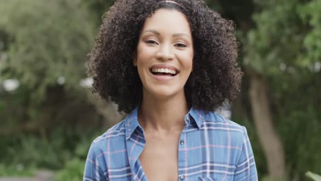 Porträt-Einer-Glücklichen-Afroamerikanischen-Frau,-Die-Im-Garten-Lächelt,-Zeitlupe