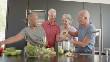 Fröhliche,-Vielfältige-ältere-Freunde,-Die-In-Der-Küche-Gesundheitsgetränke-Zubereiten,-Unverändert,-In-Zeitlupe