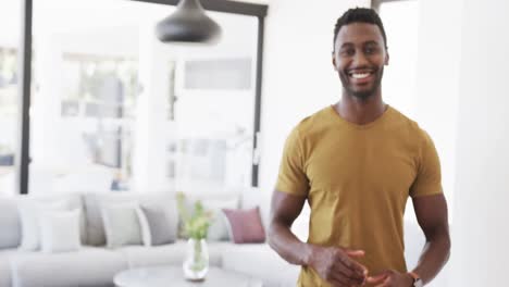 Porträt-Eines-Glücklichen-Afroamerikanischen-Mannes,-Der-Zu-Hause-Im-Wohnzimmer-Lächelt,-In-Zeitlupe,-Kopierraum