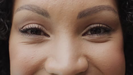 Porträt-Einer-Glücklichen-Afroamerikanischen-Frau,-Die-Im-Garten-Lächelt-Und-In-Die-Kamera-Blickt,-Zeitlupe