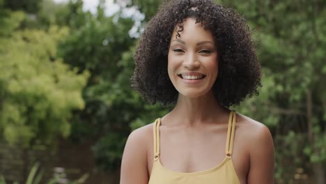 Retrato-De-Una-Feliz-Mujer-Afroamericana-Sonriendo-Y-Mirando-La-Cámara-En-El-Jardín,-Cámara-Lenta