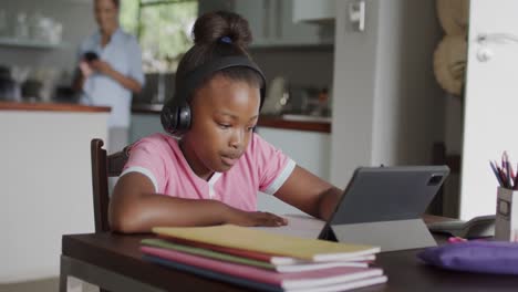 Afroamerikanisches-Mädchen-Benutzt-Tablet-Und-Macht-Hausaufgaben,-Zeitlupe