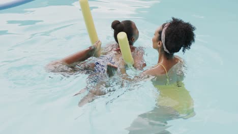 Glückliche-Afroamerikanische-Mutter-Und-Tochter-Spielen-Im-Schwimmbad-Im-Garten,-Zeitlupe