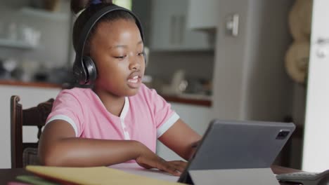 Afroamerikanisches-Mädchen-Benutzt-Tablet-Und-Macht-Hausaufgaben,-Zeitlupe