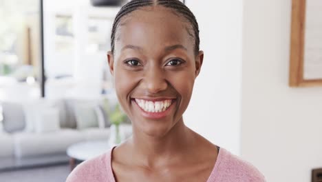 Porträt-Einer-Glücklichen-Afroamerikanischen-Frau,-Die-Zu-Hause-Im-Wohnzimmer-Lächelt,-In-Zeitlupe