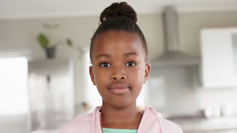 Porträt-Eines-Glücklichen-Afroamerikanischen-Mädchens,-Das-In-Zeitlupe-In-Die-Kamera-Blickt-Und-Lächelt