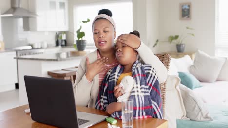 Madre-Afroamericana-Inalterada-E-Hija-Enferma-Usando-Una-Computadora-Portátil-Para-Videollamadas-Médicas,-Cámara-Lenta