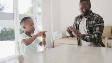 Glücklicher-Afroamerikanischer-Vater-Und-Sohn-Mit-Gebärdensprache,-In-Zeitlupe