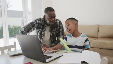 Feliz-Padre-E-Hijo-Afroamericanos-Usando-Una-Laptop,-En-Cámara-Lenta