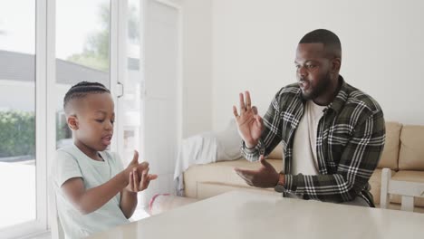 Glücklicher-Afroamerikanischer-Vater-Und-Sohn-Mit-Gebärdensprache,-In-Zeitlupe