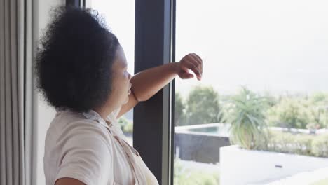 Nachdenkliche-Afroamerikanische-Plus-Size-Frau,-Die-Durch-Das-Fenster-Schaut,-Unverändert,-Zeitlupe