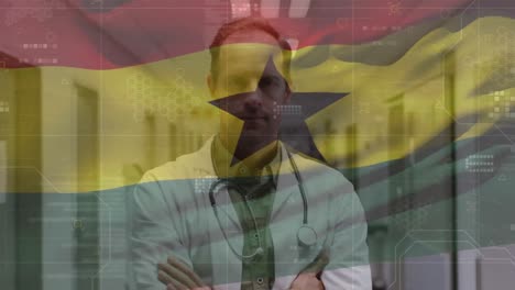 Animation-Des-Schwenkens-Der-Ghana-Flagge-Gegen-Einen-Kaukasischen-Männlichen-Oberarzt,-Der-Im-Krankenhaus-Steht
