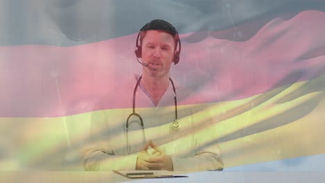 Animation-Des-Schwenkens-Der-Deutschen-Flagge-Gegen-Einen-Kaukasischen-Männlichen-Oberarzt,-Der-über-Ein-Telefon-Headset-Spricht