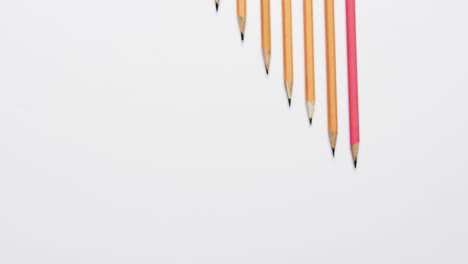 Nahaufnahme-Von-Bleistiften,-Angeordnet-Mit-Kopierraum-Auf-Weißem-Hintergrund,-In-Zeitlupe