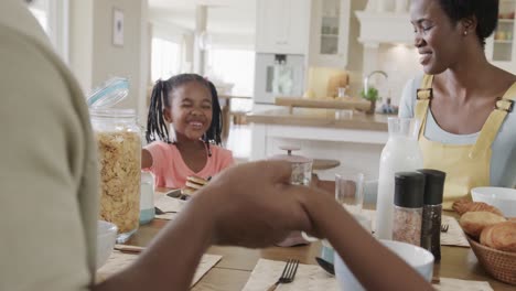 Glückliches-Afroamerikanisches-Paar-Mit-Sohn-Und-Tochter,-Die-In-Der-Küche-Beten,-Zeitlupe