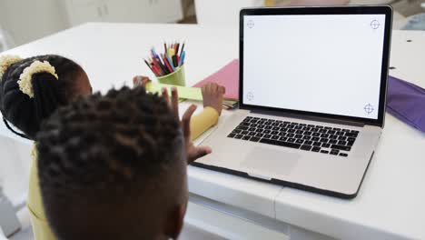 Afroamerikanischer-Bruder-Und-Schwester-Im-Online-Unterricht-Mit-Laptop-Mit-Kopierraum,-Zeitlupe
