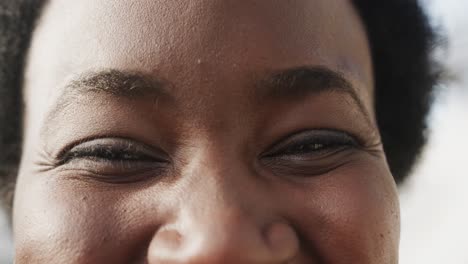 Retrato-De-Ojos-Felices-De-Mujer-Afroamericana,-Cámara-Lenta