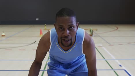 Retrato-De-Un-Jugador-De-Baloncesto-Afroamericano-Jugando-En-Una-Cancha-Cubierta,-En-Cámara-Lenta