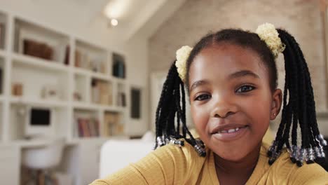 Fröhliches-Afroamerikanisches-Mädchen,-Das-Zu-Hause-Videoanrufe-Tätigt,-Zeitlupe
