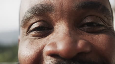 Porträt-Nahaufnahme-Der-Augen-Glücklicher-Augen-Eines-Afroamerikanischen-Mannes,-Zeitlupe
