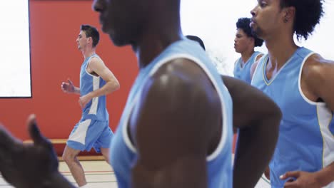 Fokussiertes-Training-Verschiedener-Männlicher-Basketballmannschaften,-Laufen-Auf-Dem-Hallenplatz,-Zeitlupe