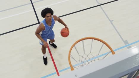 Hoher-Winkel-Eines-Afroamerikanischen-Männlichen-Basketballspielers,-Der-Auf-Dem-Spielfeld-Ball-Auf-Den-Korb-Schießt,-Zeitlupe